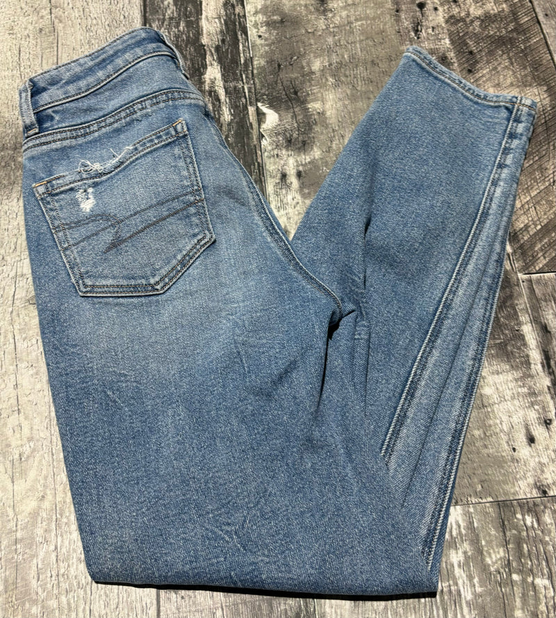 American Eagle light blue high rise mom jeans - Hers size 000